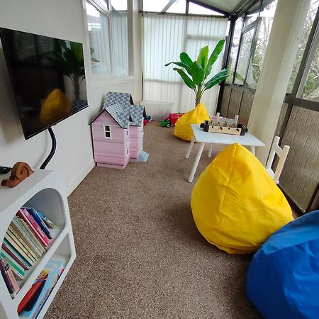 Retro 4 Bedroom Home, Warm And Welcoming, Quiet Location ポリルア エクステリア 写真