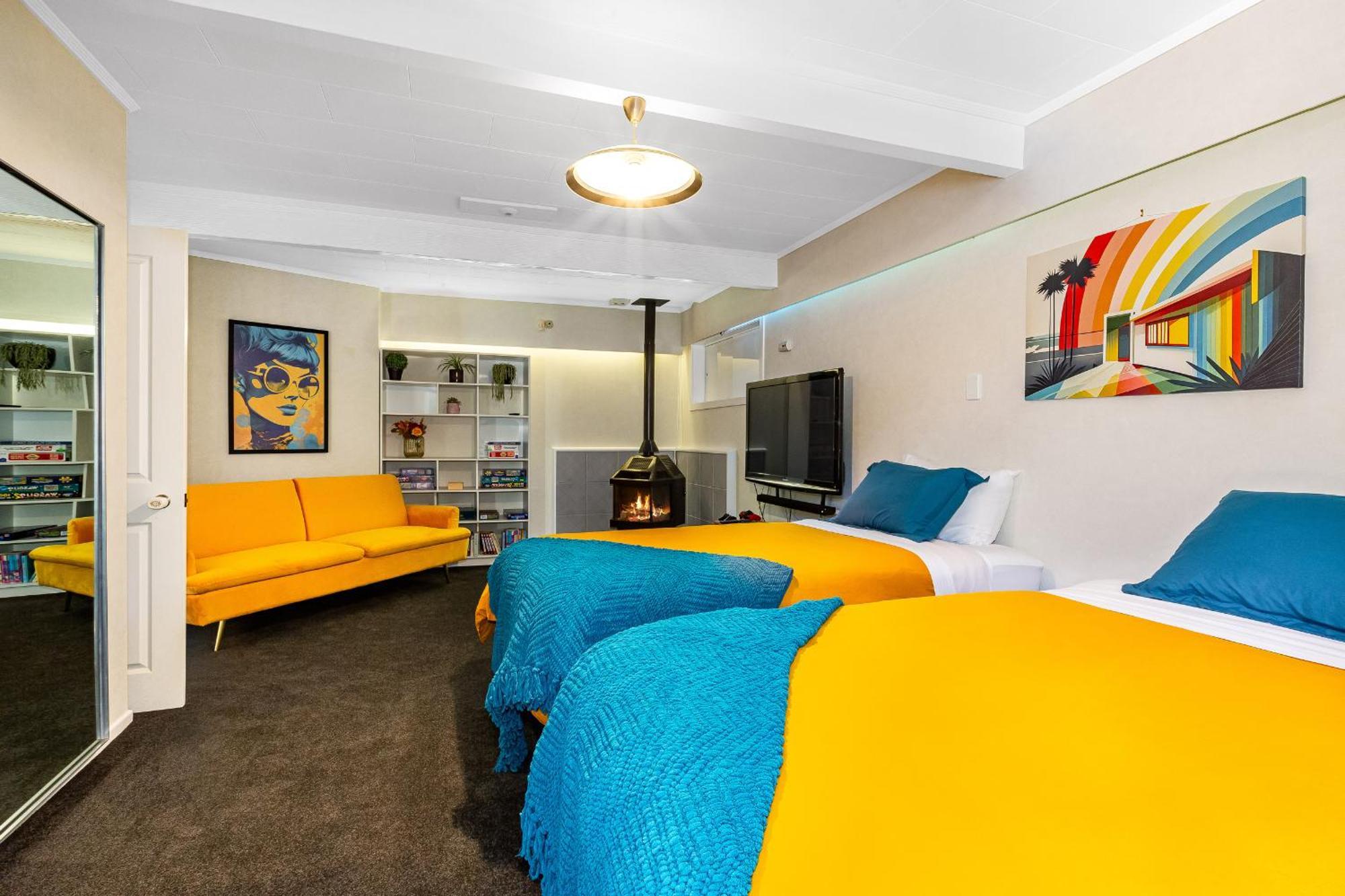 Retro 4 Bedroom Home, Warm And Welcoming, Quiet Location ポリルア エクステリア 写真