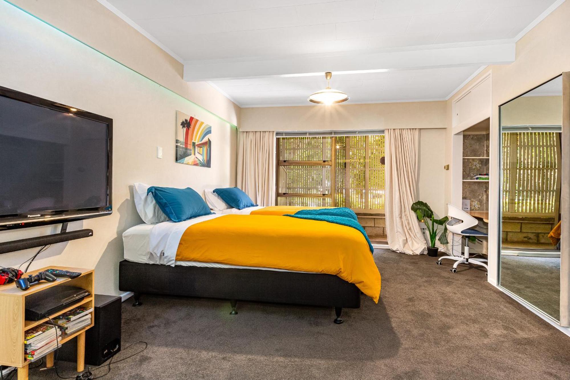 Retro 4 Bedroom Home, Warm And Welcoming, Quiet Location ポリルア エクステリア 写真