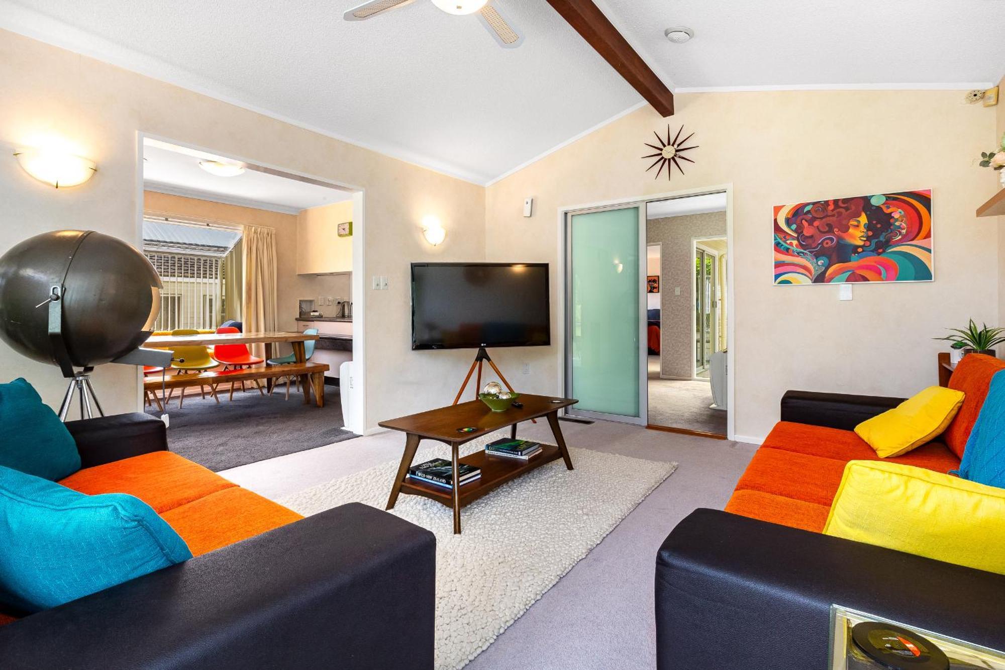 Retro 4 Bedroom Home, Warm And Welcoming, Quiet Location ポリルア エクステリア 写真